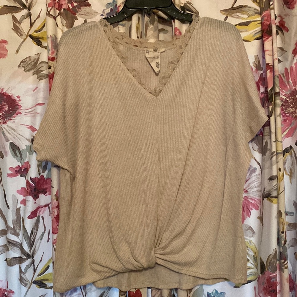 🔆4/$20 Dillard’s Tan Lace Neck Top